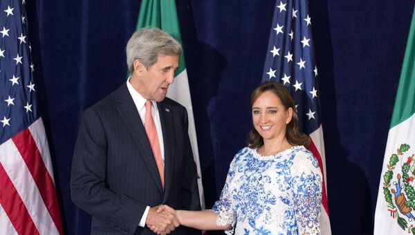 Secretario de Estado de EEUU John Kerry y canciller de México Claudia Ruiz Massieu - Sputnik Mundo