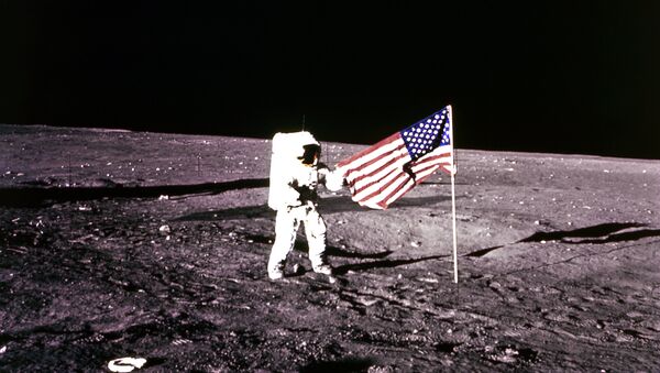Astronauta americano Charles Pete Conrad descendió a la superficie de la Luna en Noviembre de1969. - Sputnik Mundo