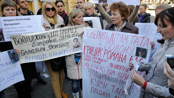 Familiares de los combatientes ucranianos demandan la renovación del proceso del canje - Sputnik Mundo