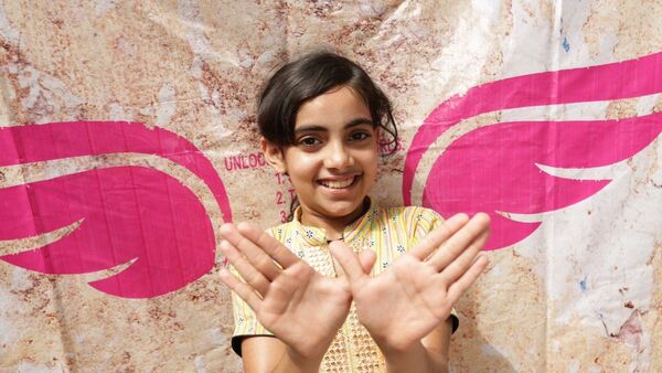 Una niña hace el gesto llamado #Girl4President - Sputnik Mundo