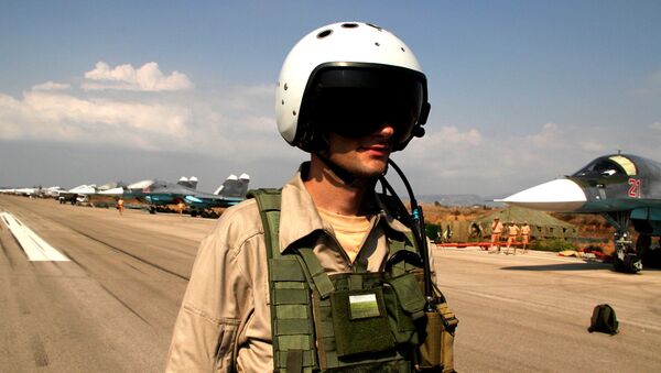 Piloto ruso en el aeródromo de Hmeymim en Siria - Sputnik Mundo