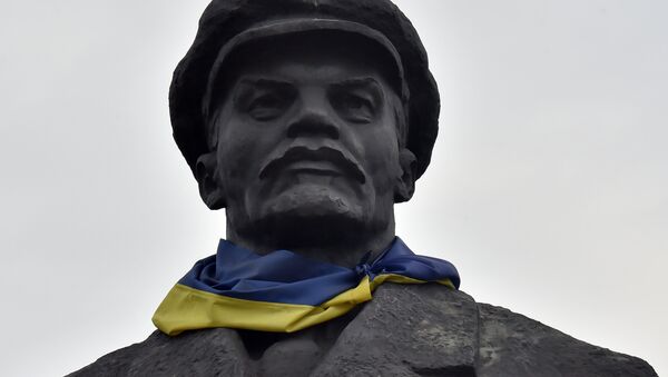 Estatua de Lenin con la bandera de Ucrania - Sputnik Mundo