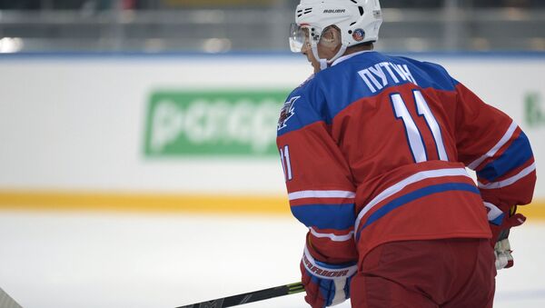 Президент РФ Владимир Путин принимает участие в хоккейном матче - Sputnik Mundo