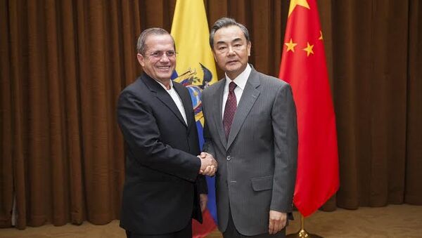 Canciller ecuatoriano Ricardo Patiño con el ministro de Relaciones Exteriores de China, Wang Yi - Sputnik Mundo