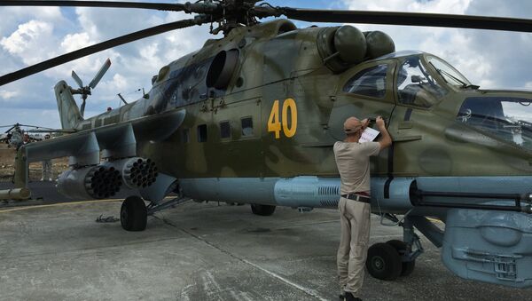 Helicóptero Mi-24 ruso en el aeródromo de Hmeymim en Siria - Sputnik Mundo