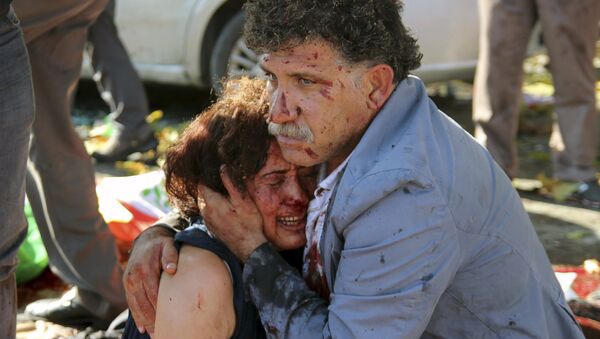 An injured man hugs an injured woman after an explosion during a peace march in Ankara, Turkey, October 10, 2015.  - Sputnik Mundo