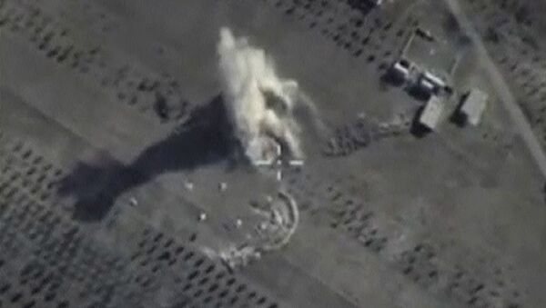Bombardeos de Fuerza Aeroespacial rusa contra EI en el norte de la provincia de Hama - Sputnik Mundo