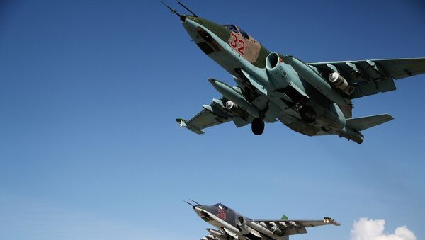 Su-25 rusos despegan desde la base aérea de Jmeimim - Sputnik Mundo