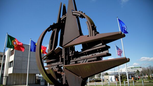 Emblema de la OTAN cerca de la sede en Bruselas, Bélgica - Sputnik Mundo