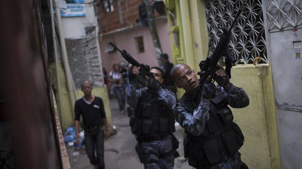 Military police officers patrol in the Roquette Pinto shantytown, part of the Mare slum complex in Rio de Janeiro, Brazil, Wednesday, April 1, 2015. - Sputnik Mundo