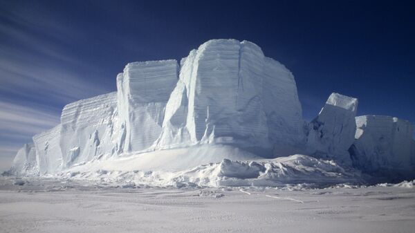 Un iceberg en la Antártida (imagen referencial) - Sputnik Mundo