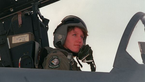 Первая женщина-пилот на истребителе F-15E в США Джинни Флинн - Sputnik Mundo
