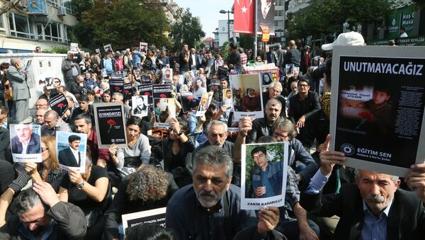 Manifestantes con las fotos de los muertos en Ankara, Turquía - Sputnik Mundo