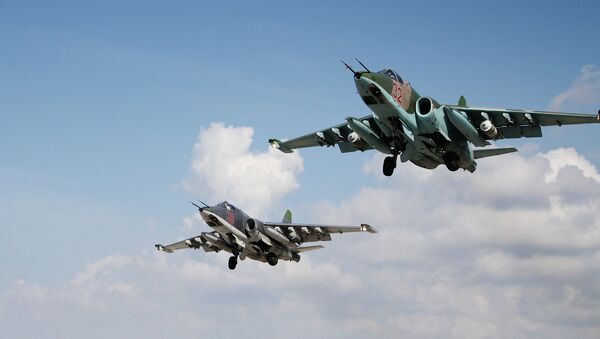 Cazas rusas Su-25 despegan de la base aéra Hmeimim en Siria - Sputnik Mundo