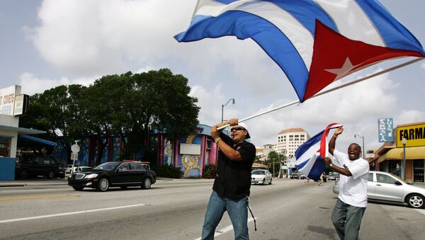 Cubanos con la bandera nacional en Miami, EEUU - Sputnik Mundo