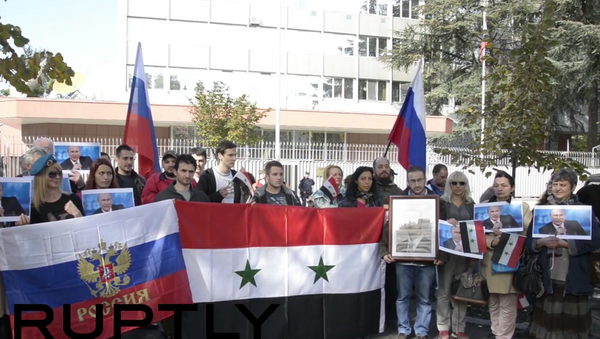 Mitin en Belgrado, organizado por la Unión de estudiantes sirios, en apoyo a misión rusa en Siria - Sputnik Mundo