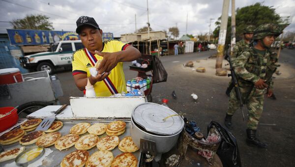 Negociante colombiano vende comida cerca la frontera entre Colombia y Venezuela - Sputnik Mundo