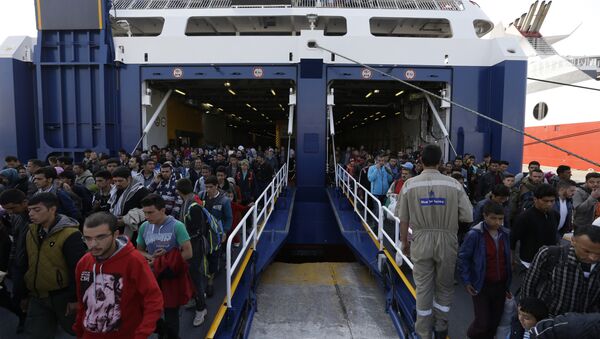Migrants and refugees arrive on a ferry from the Greek island of Lesbos at the Athens' port of Piraeus, Monday, Oct. 19, 2015 - Sputnik Mundo