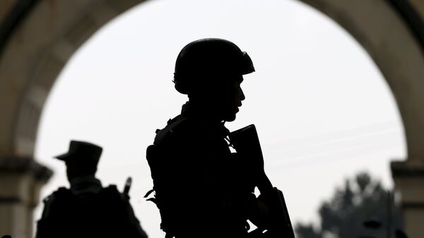 Fuerzas de seguridad afganas hacen guardia en una calle de Kabul - Sputnik Mundo