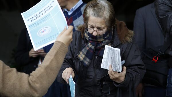 Una mujer vota en las elecciones regionales en Bogotá, Colombia - Sputnik Mundo