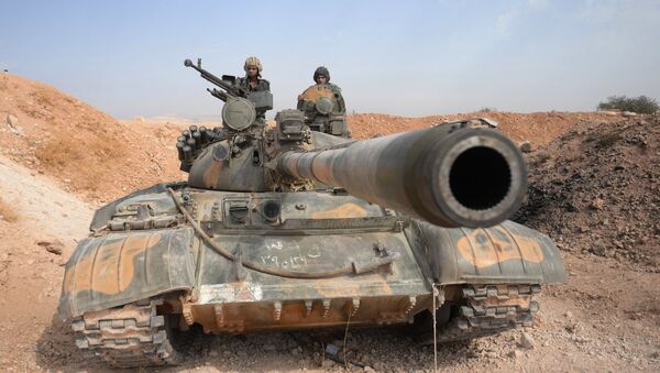 Tanque T-72 del Ejército sirio en las afueras de la ciudad de Qatana - Sputnik Mundo