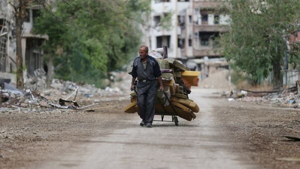 Hombre acarrea colchones en Jobar, Siria - Sputnik Mundo