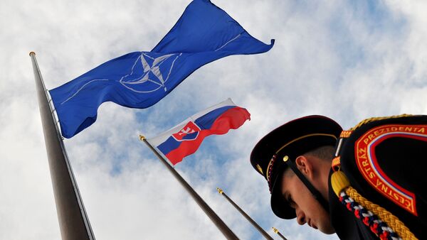 Banderas de la OTAN y Slovaquia - Sputnik Mundo