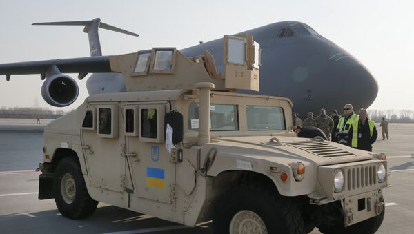 The first ten U.S. armored Humvees for the Ukrainian Army arrive and are unloaded from the U.S. military cargo aircraft in Boryspil Airport, Kiev, Ukraine - Sputnik Mundo