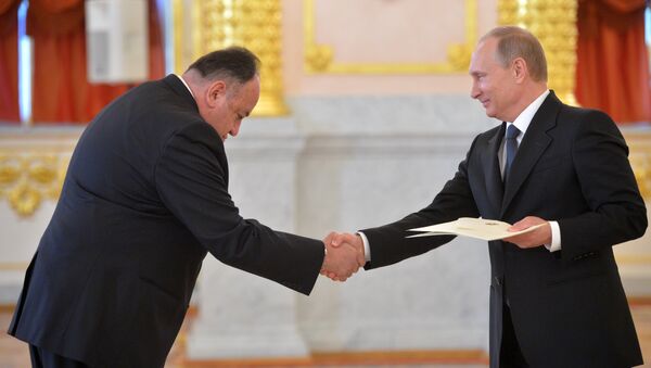 Embajador ecuatoriano en Moscú, Julio Prado, y presidente de Rusia, Vladímir Putin - Sputnik Mundo