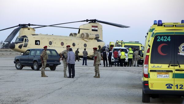 Trabajadores de emergencia egipcios trasladan los cuerpos de los pasajeros del Airbus-321 a las ambulancias en el aeropuerto militar Kabrit - Sputnik Mundo