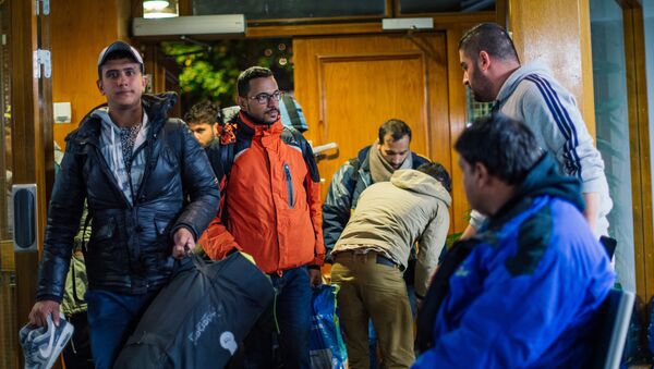 Refugiados llegan a la mezquita central de Estocolmo tras viajar por muchas horas de la ciudad de Malmo en el sur de Suecia - Sputnik Mundo