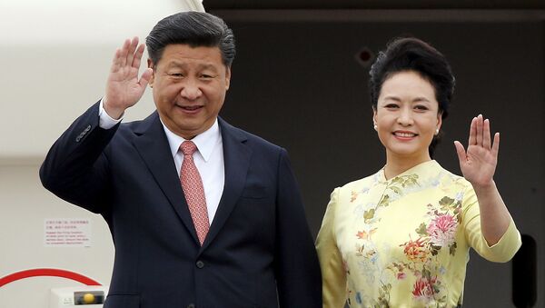 Presidente de China, Xi Jinping, y su esposa Peng Liyuan - Sputnik Mundo