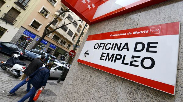 People walk outside a government employment office in the center of Madrid on January 3, 2014. - Sputnik Mundo