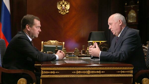 El primer ministro de Rusia, Dmitri Medvédev y el director general de la corporación Rostec, Serguéi Chémezov - Sputnik Mundo
