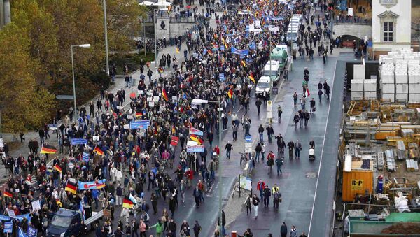 Partidarios del AfD se manifestan contra la política del Gobierno alemán en la acogida de refugiados - Sputnik Mundo