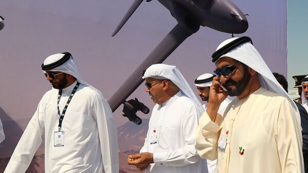 Primer ministro de Emiratos Árabes Unidos Jeque Mohamed bin Rashid Al Maktum habla por teléfono durante el salón de aviación Dubái Airshow-2015 - Sputnik Mundo