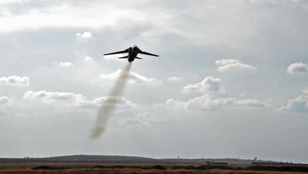 Aviación siria envía ayuda humanitaria a Deir Ezzor asediado por extremistas - Sputnik Mundo