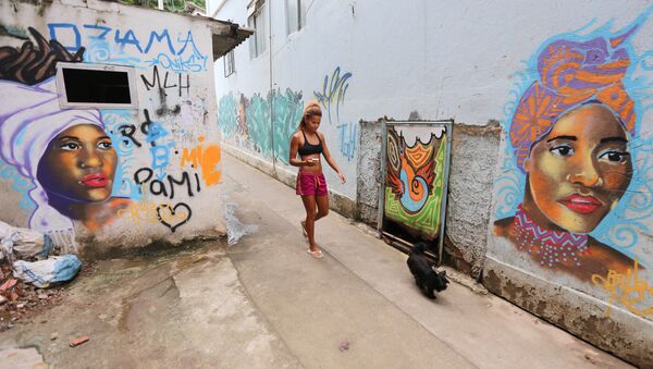 Una mujer camina en calle en Rio de Janeiro, Brasil - Sputnik Mundo