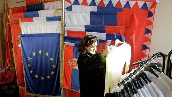 Banderas de Sebia y la UE - Sputnik Mundo