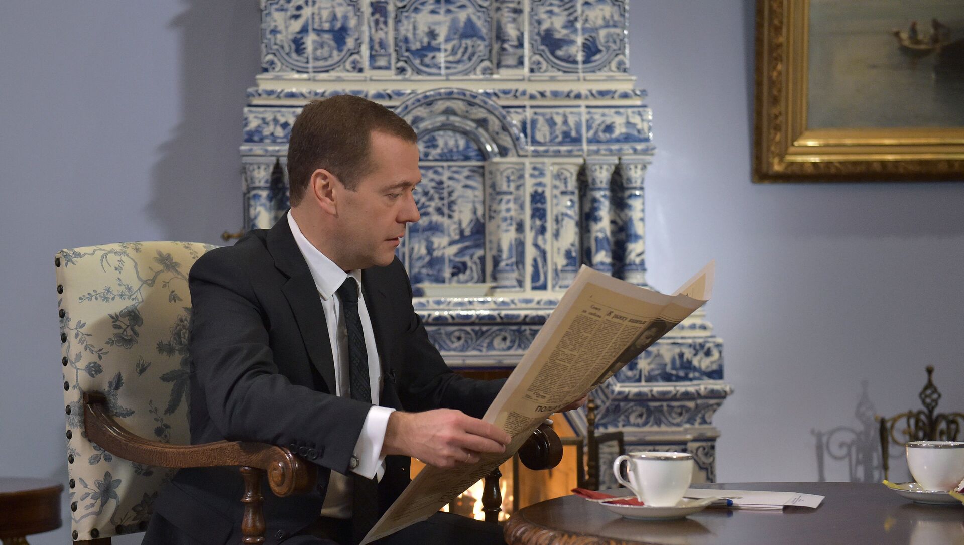 Интервью российским сми дмитрия медведева. Медведев читает. Медведев читает газету. Интервью Россия. Медведев в белом доме.