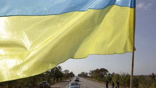 Bandera de Ucrania en la frontera con Crimea (archivo) - Sputnik Mundo