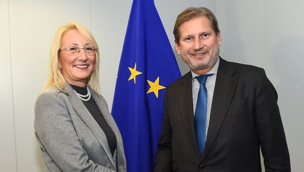Ministra turca de Asuntos Europeos Beril Dedeoglu y comisario europeo de Política de Vecindad y para la Ampliación Johannes Hahn - Sputnik Mundo