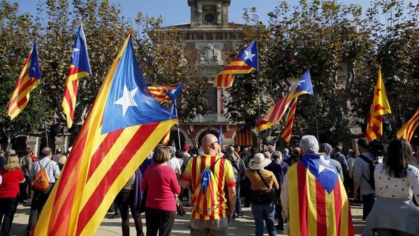 Catalan separatist supporters wait for the voting results in front of Catalunya's Parliament, as Catalonia's regional government debates in favor of a resolution to split from Spain in Barcelona, Spain, November 9, 2015. - Sputnik Mundo