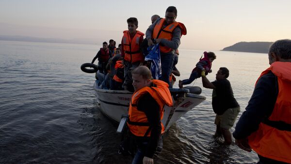 Refugiados sirios en una embarcación pesquera (Archivo) - Sputnik Mundo
