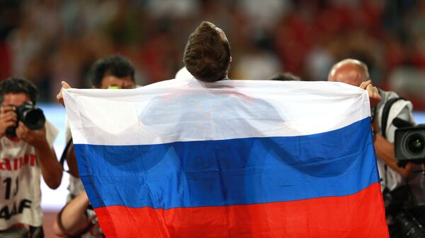 Deportista ruso con la bandera de Rusia - Sputnik Mundo