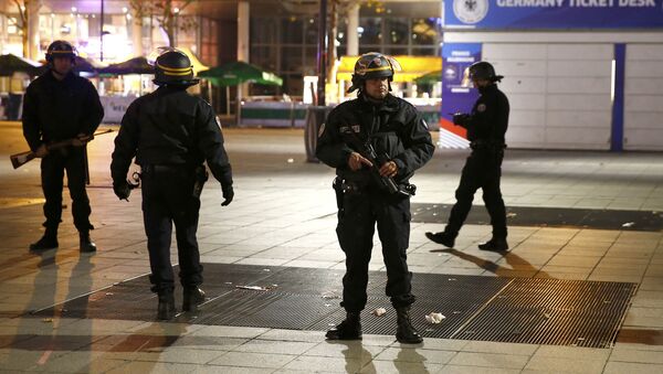 Policía francesa patrulla el lugar de un ataque terrorista - Sputnik Mundo