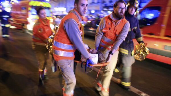 Evacuación de los heridos, atentado terrorista en Bataclan, el 13 de noviembre de 2015, París - Sputnik Mundo