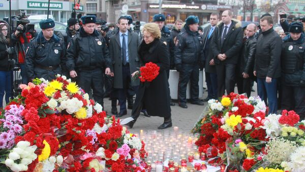 Valentina Matvienko, presidenta del Consejo de la Federación de Rusia, establece flores cerca de la Embajada de Francia en Moscú - Sputnik Mundo