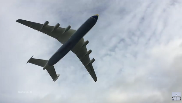 El ‘gigante de los cielos’ An-225 aterriza en Inglaterra - Sputnik Mundo
