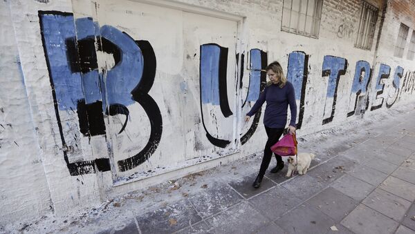Un graffiti con la palabra buitres en Buenos Aires - Sputnik Mundo
